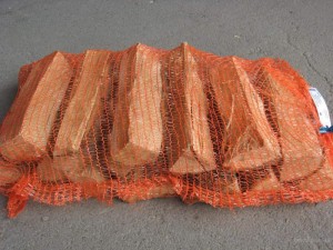 Сухие колотые Березовые дрова без коры в сетке - Упаковочные материалы
